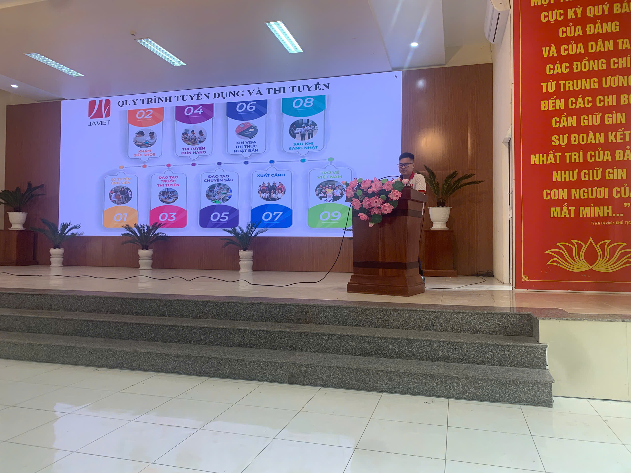 Đại diện JA Việt tư vấn việc làm và định hướng nghề nghiệp cho đoàn viên thanh niên tại Cần Thơ